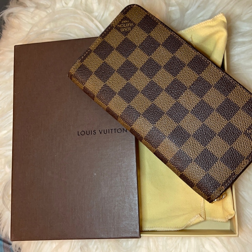Louis Vuitton zippy wallet